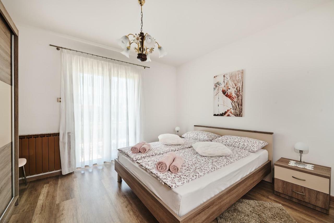 Apartment Ana Бртонигла Экстерьер фото