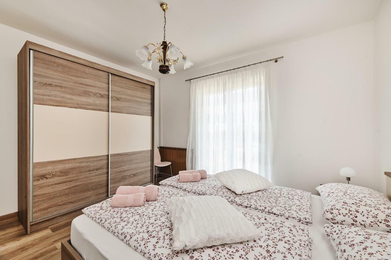 Apartment Ana Бртонигла Экстерьер фото